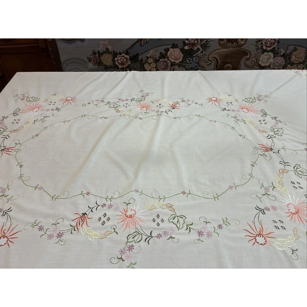VTG Embroidered Tablecloth & 8 Napkins Cream  Cotton 64x80
